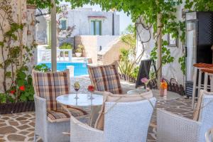 The swimming pool at or close to Entire Villa full View 3 bedrooms 3 bathrooms 3 kitchens