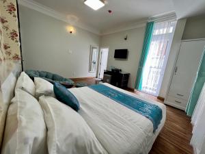 Postel nebo postele na pokoji v ubytování Dalat Eco Hotel