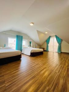 Postel nebo postele na pokoji v ubytování Dalat Eco Hotel
