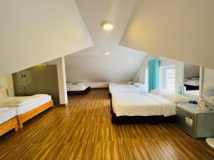 Postel nebo postele na pokoji v ubytování Dalat Eco Hotel