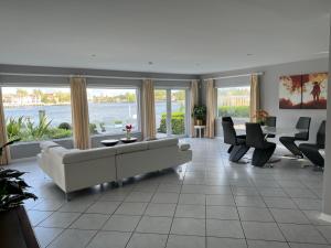 Kuvagallerian kuva majoituspaikasta WaterFront 4BR 3B,Intercoastal,Pool,5 min walk to beach-7, joka sijaitsee Fort Lauderdalessa
