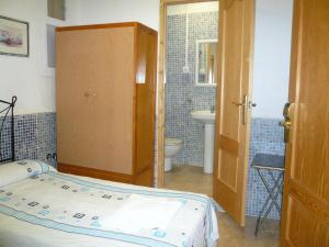 A bed or beds in a room at Pensión Campoy