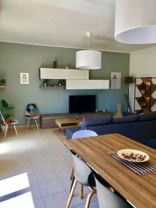 playa home في كاتانيا: غرفة معيشة مع أريكة زرقاء وطاولة