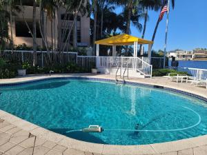 Kuvagallerian kuva majoituspaikasta WaterFront 4BR 3B,Intercoastal,Pool,5 min walk to beach-7, joka sijaitsee Fort Lauderdalessa