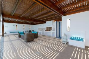 TV a/nebo společenská místnost v ubytování Villa Milena with private pool, Vlicha beach Lindos