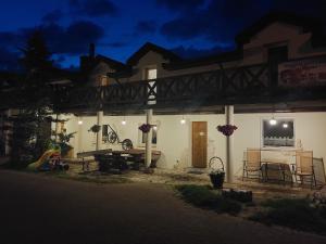 ein Haus mit einem Picknicktisch und einer Terrasse in der Unterkunft Pokoje Gościnne "Justyna" in Kroczyce