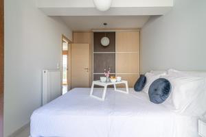 A bed or beds in a room at Trinity Seaside Family Maisonette