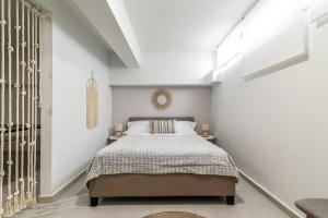 A bed or beds in a room at Trinity Seaside Family Maisonette
