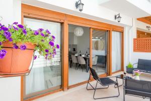 A seating area at Trinity Seaside Family Maisonette