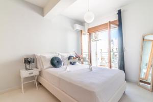 A bed or beds in a room at Trinity Seaside Family Maisonette