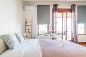 A bed or beds in a room at Trinity Seaside Family Maisonette