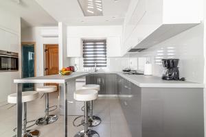 A kitchen or kitchenette at Trinity Seaside Family Maisonette