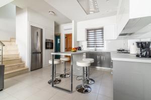 A kitchen or kitchenette at Trinity Seaside Family Maisonette