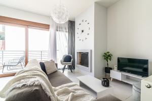 A television and/or entertainment centre at Trinity Seaside Family Maisonette