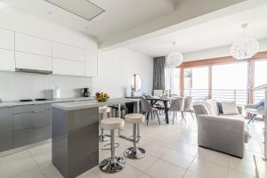 A kitchen or kitchenette at Trinity Seaside Family Maisonette