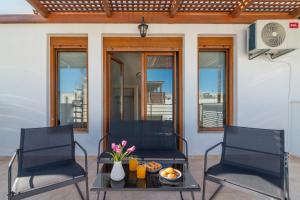 A seating area at Trinity Seaside Family Maisonette