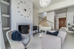 A seating area at Trinity Seaside Family Maisonette