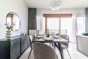 A seating area at Trinity Seaside Family Maisonette