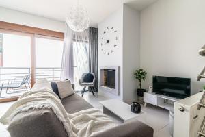 A television and/or entertainment centre at Trinity Seaside Family Maisonette