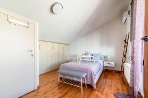 A bed or beds in a room at Trinity Seaside Family Maisonette
