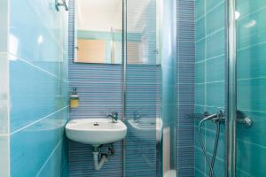 A bathroom at Trinity Seaside Family Maisonette Még 37 kép