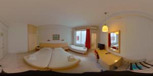 Cama ou camas em um quarto em Savoy City Hotel