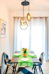 ein Esszimmer mit einem Tisch und Stühlen in der Unterkunft Apartman Gaby in Trogir