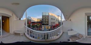 Uma varanda ou terraço em Savoy City Hotel