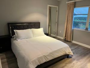 Kuvagallerian kuva majoituspaikasta WaterFront 4BR 3B,Intercoastal,Pool,5 min walk to beach-7, joka sijaitsee Fort Lauderdalessa