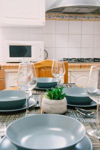 una mesa con platos y copas de vino. en Casa Beta Ven A Disfrutarla, en Buenavista del Norte