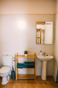 A bathroom at Casa Beta Ven A Disfrutarla Még 3 kép