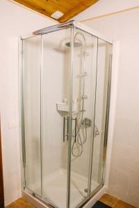 y baño con cabina de ducha de cristal con lavabo. en Casa Beta Ven A Disfrutarla, en Buenavista del Norte