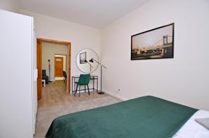 sypialnia z łóżkiem, stołem i lustrem w obiekcie Helska By the Sea w mieście Sopot