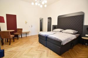1 dormitorio con 1 cama grande, mesas y sillas en one room apartment in Köln, en Colonia
