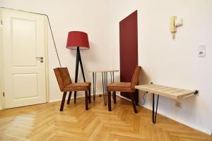 Habitación con sillas, mesa y lámpara. en one room apartment in Köln, en Colonia