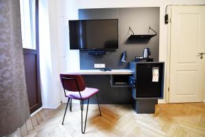 Habitación con escritorio con monitor y silla en one room apartment in Köln, en Colonia