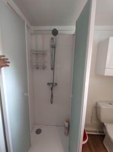 Ванна кімната в Appartement avec vue sur le Sancy, parking gratuit