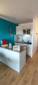 - une cuisine avec un comptoir dans une pièce dans l'établissement Soleil, Vue & Confort à Tara, à Port-Vendres