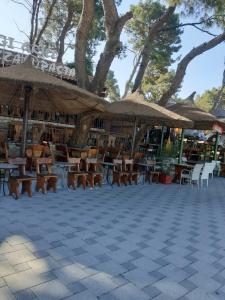 Restauracja lub miejsce do jedzenia w obiekcie Laca