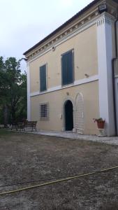 a building with a bench in front of it at B&B Don Angelo Campobassi in Pescosansonesco