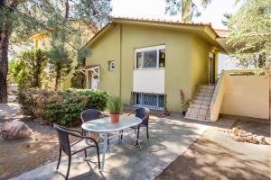 a table and chairs in front of a house at BELUGA HOUSE in Skala Rachoniou