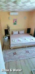 ein Schlafzimmer mit einem großen Bett in einem Zimmer in der Unterkunft Rose & Water Guest house in Pavel Banya