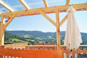 biały parasol na dachu budynku w obiekcie Rollstuhlfreundliche Ferienwohnung in ruhiger Lage- Panorama Terrasse, 2 SZ w mieście Pöllauberg