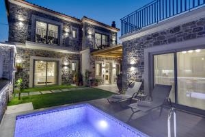 EliaにあるELECTRA BOUTIQUE VILLAの庭にスイミングプールがある家