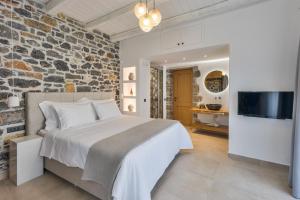 EliaにあるELECTRA BOUTIQUE VILLAの石壁のベッドルーム1室(大型ベッド1台付) +21枚の写真