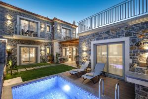 EliaにあるELECTRA BOUTIQUE VILLAの庭にスイミングプールがある家