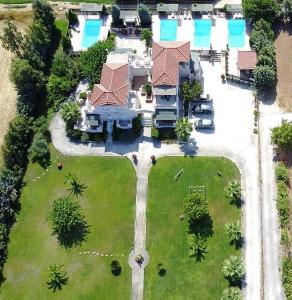 スカラ・カロニスにあるilyda Residence aptsの庭付きの家屋の空中風景