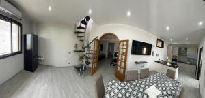 salon ze spiralnymi schodami i kuchnią w obiekcie CASA DI KEKKO w mieście Mesagne