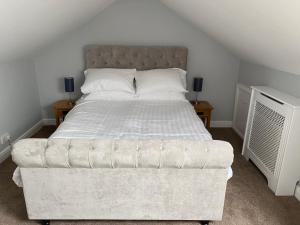 1 dormitorio con 1 cama grande con colchón blanco en Beck Hill Cottage In Brandsby en York