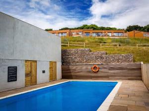 una piscina en el patio trasero de una casa en Egret, en Brixham